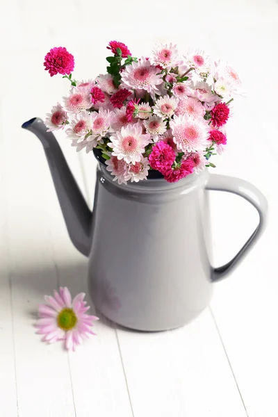 Schöne Blumen im Krug — Stockfoto