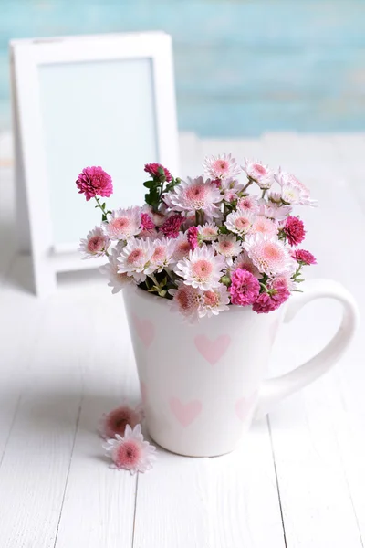 Belles fleurs en tasse — Photo