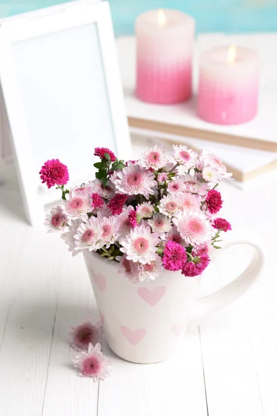 Flores bonitas no copo — Fotografia de Stock