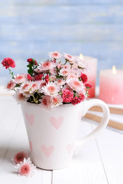 Schöne Blumen in Tasse — Stockfoto