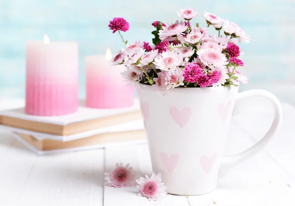 Hermosas flores en taza —  Fotos de Stock