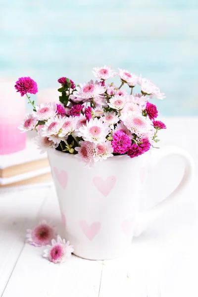 Flores bonitas no copo — Fotografia de Stock