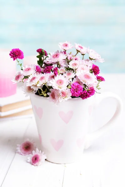 Schöne Blumen in Tasse — Stockfoto