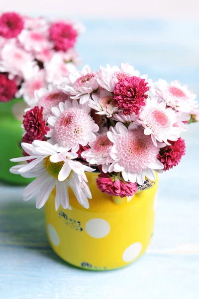 Schöne Blumen in Dosen — Stockfoto