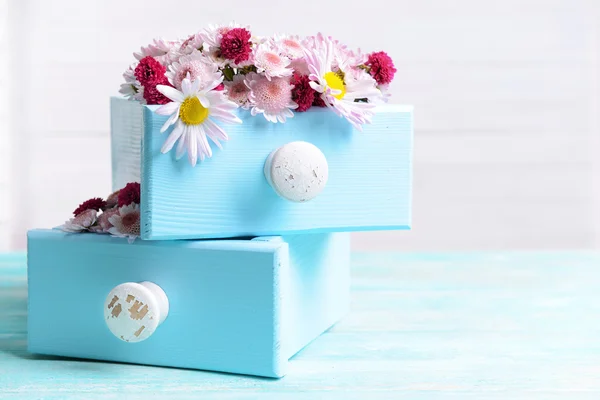 Schöne Blumen in Schachteln — Stockfoto