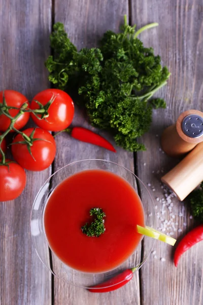 Jugo de tomate en copa —  Fotos de Stock