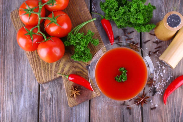 Kadehi domates suyu — Stok fotoğraf