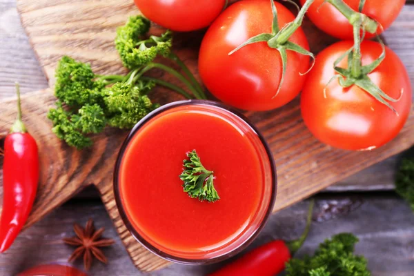 トマトジュースをグラスに入れて — ストック写真