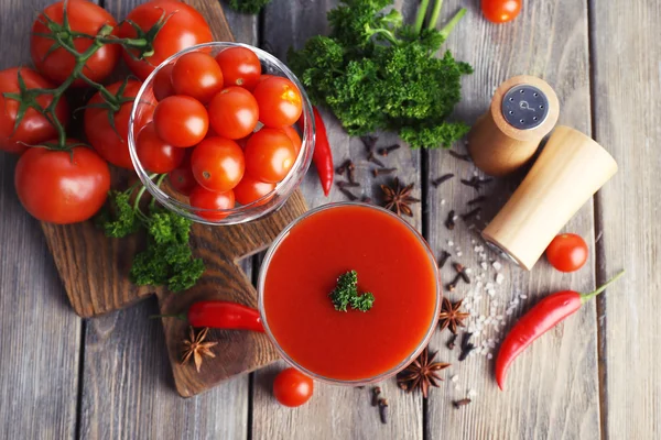 Tomatensaft im Becher — Stockfoto