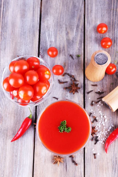 Sumo de tomate em cálice — Fotografia de Stock