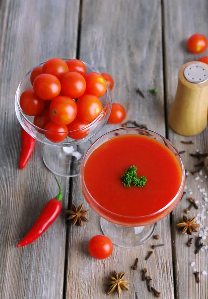 Jugo de tomate en copa —  Fotos de Stock