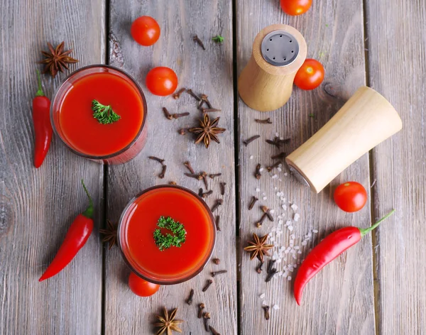 在眼镜的番茄汁 — 图库照片