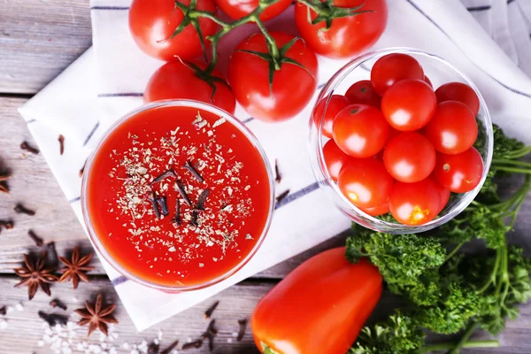 Tomatensap in goblet — Stockfoto