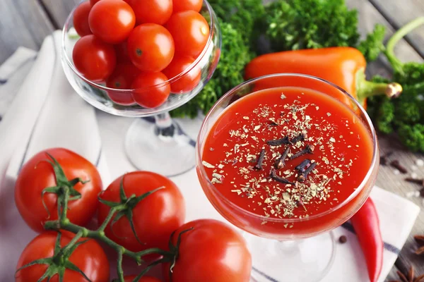 Tomatensaft im Becher — Stockfoto