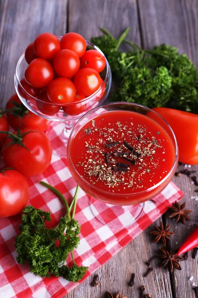 Sok pomidorowy w czara — Zdjęcie stockowe