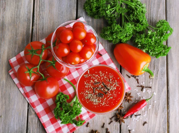 Tomatensap in goblet — Stockfoto