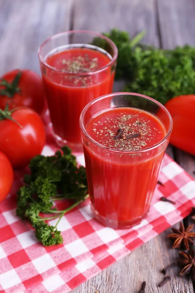 グラスにトマト ジュース — ストック写真