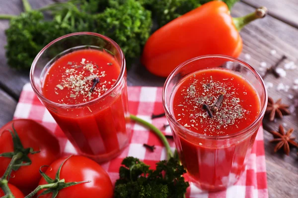 Jugo de tomate en vasos —  Fotos de Stock