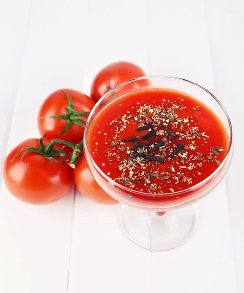 Tomatensaft im Glaskelch — Stockfoto