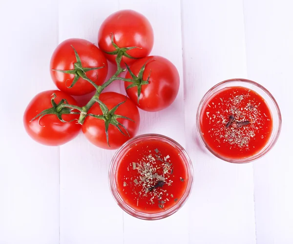 Tomato juice in glasses — Stock Photo, Image