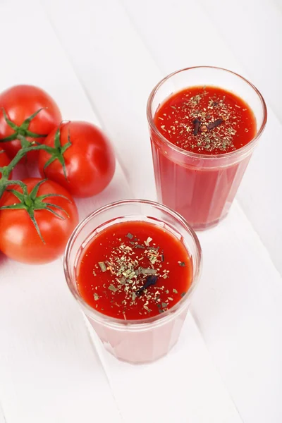 Jugo de tomate en vasos — Foto de Stock