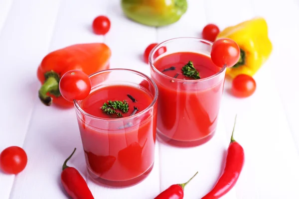 Jugo de tomate en vasos —  Fotos de Stock