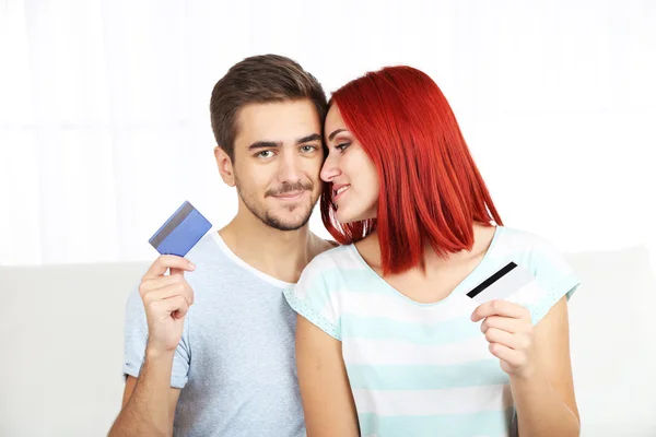 Amante casal sentado no sofá — Fotografia de Stock