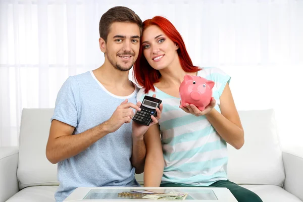 Amante casal sentado no sofá — Fotografia de Stock