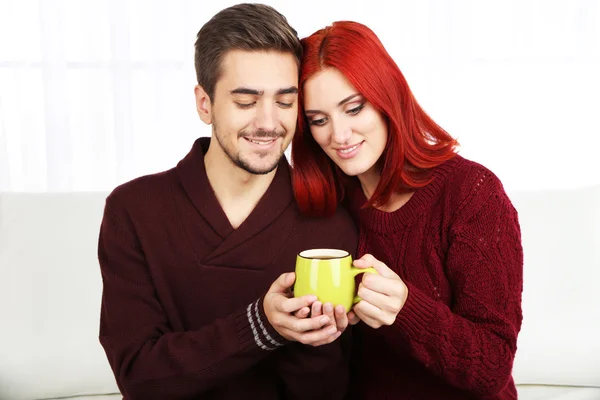 Casal com bebida quente — Fotografia de Stock