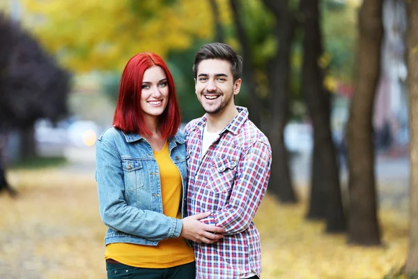 Pareja cariñosa en otoño parque — Foto de Stock