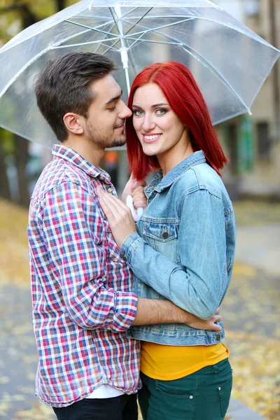 Pareja bajo paraguas — Foto de Stock