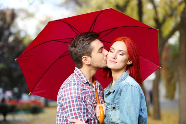 Couple sous parapluie — Photo