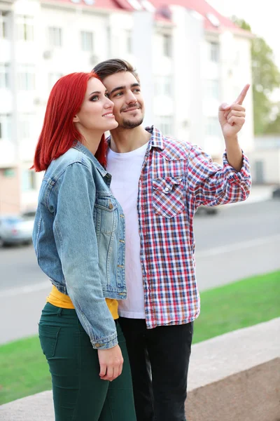 Pareja cerca de casa de apartamentos — Foto de Stock