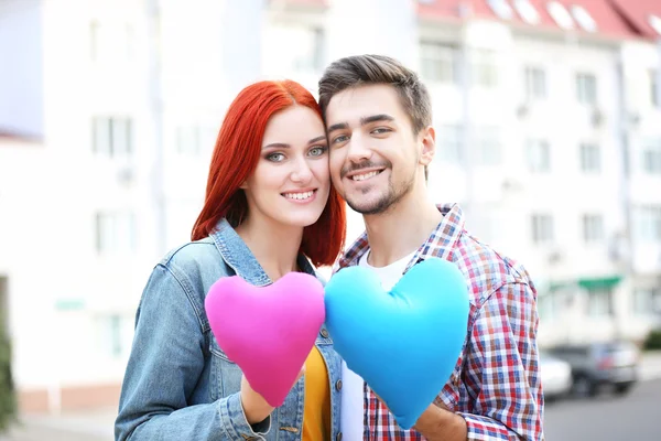 Pareja cariñosa cerca de casa — Foto de Stock