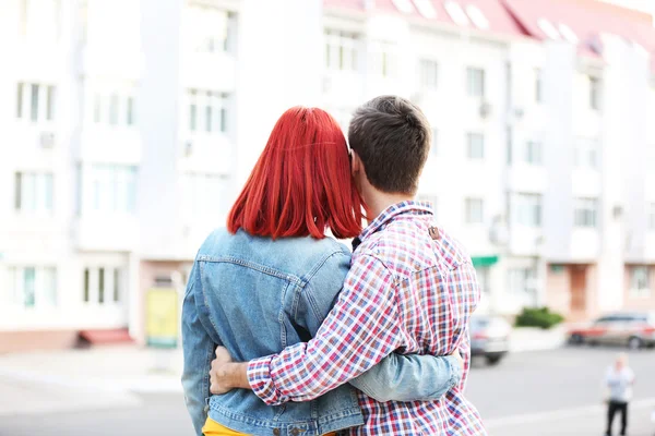 Couple aimant près de la maison — Photo