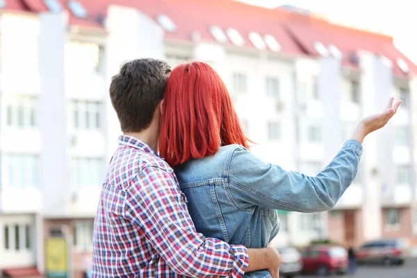 Couple aimant près de la maison — Photo