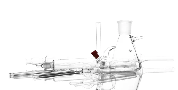 Objectos de vidro de laboratório isolados a branco — Fotografia de Stock