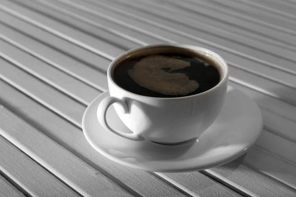 Xícara de café na mesa de madeira — Fotografia de Stock