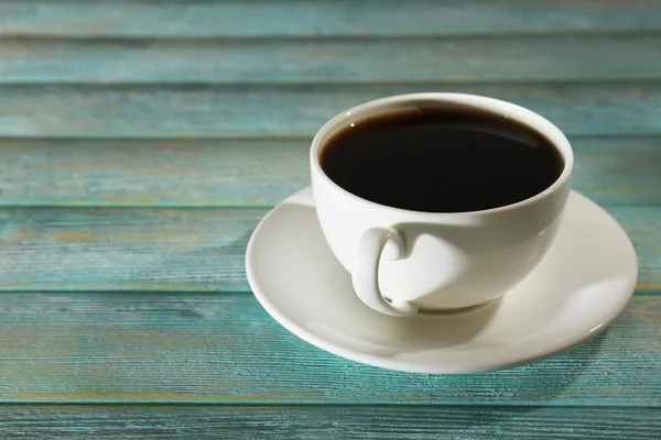 Taza de café sobre mesa de madera —  Fotos de Stock