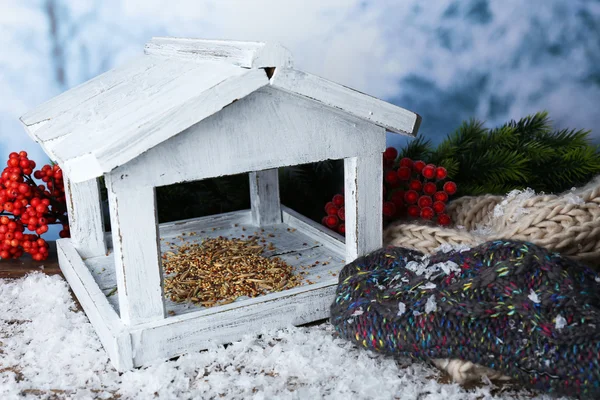 Casa bianca per uccelli fatta a mano — Foto Stock