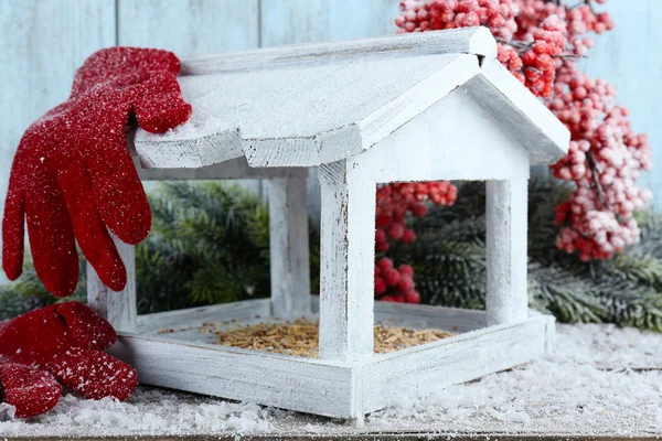 Casa de pájaros hecha a mano blanca — Foto de Stock