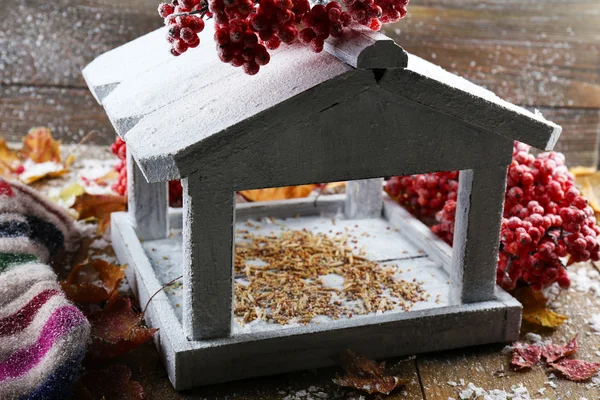 Weißes, handgemachtes Vogelhaus — Stockfoto