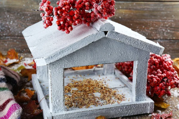 Białe ręcznie birdhouse — Zdjęcie stockowe