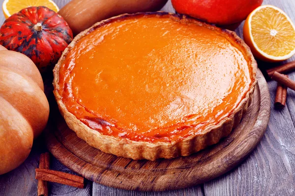 Homemade pumpkin pie on cutting board, on wooden background — Stock Photo, Image