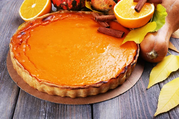 Homemade pumpkin pie on napkin, on wooden background — Stock Photo, Image