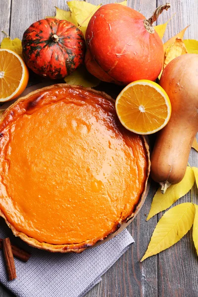 Homemade pumpkin pie on napkin, on wooden background — Stock Photo, Image