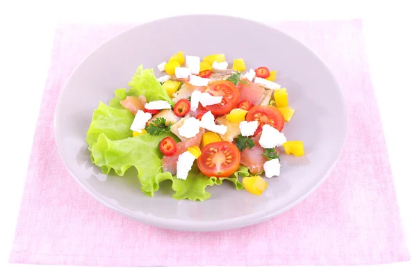 Appetitliche Fischsalat mit Gemüse auf Teller isoliert auf weiß — Stockfoto