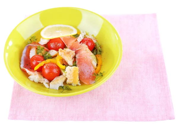 Salada de peixe apetitosa com legumes no prato isolado em branco — Fotografia de Stock