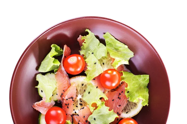 Sebze plaka üzerinde beyaz izole iştah açıcı balık salatası — Stok fotoğraf