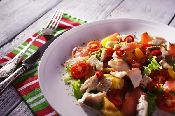 Salada de peixe fresca com legumes no prato na mesa de madeira close-up — Fotografia de Stock